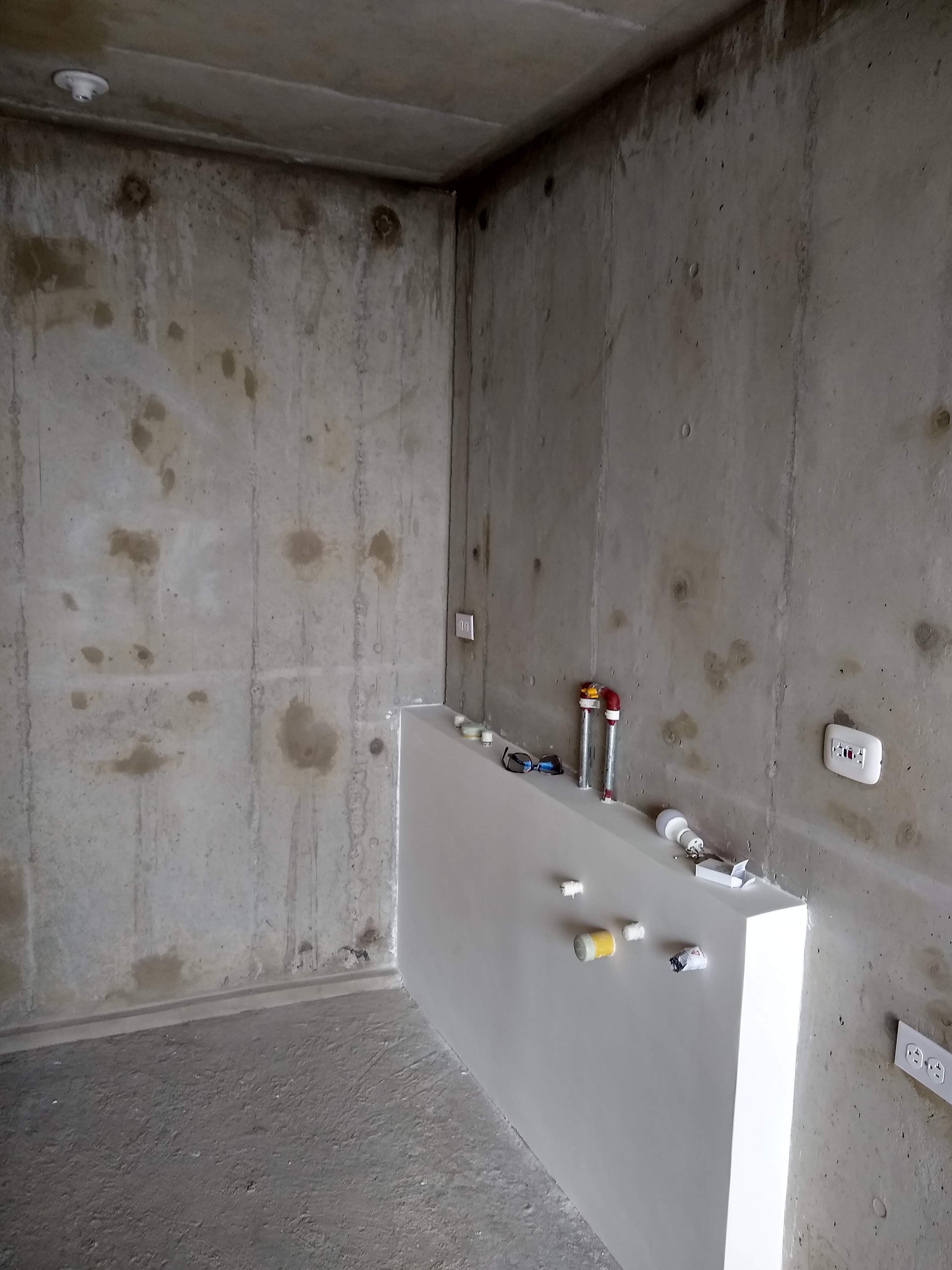Inspección del apartamento en obra blanca